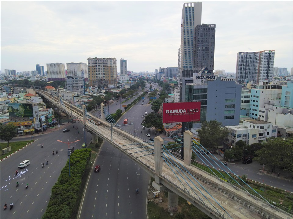 Đến hiện tại, hình hài tuyến metro cơ bản hoàn thiện, gồm tuyến đường trên cao chạy song song xa lộ Hà Nội, đi qua đường Điện Biên Phủ, Nguyễn Hữu Cảnh và kết nối vào các nhà ga ngầm ở Ba Son, Nhà hát thành phố và Bến Thành.