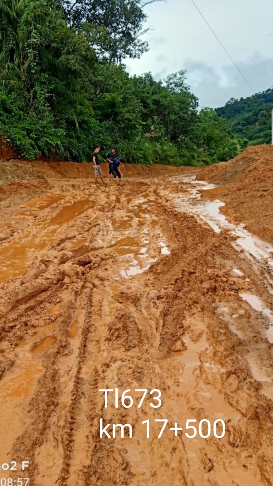 Tương tự, mưa lớn kéo dài gây sạt lở nghiêm trọng trên nhiều tuyến đường tại Kon Tum. Ảnh CC