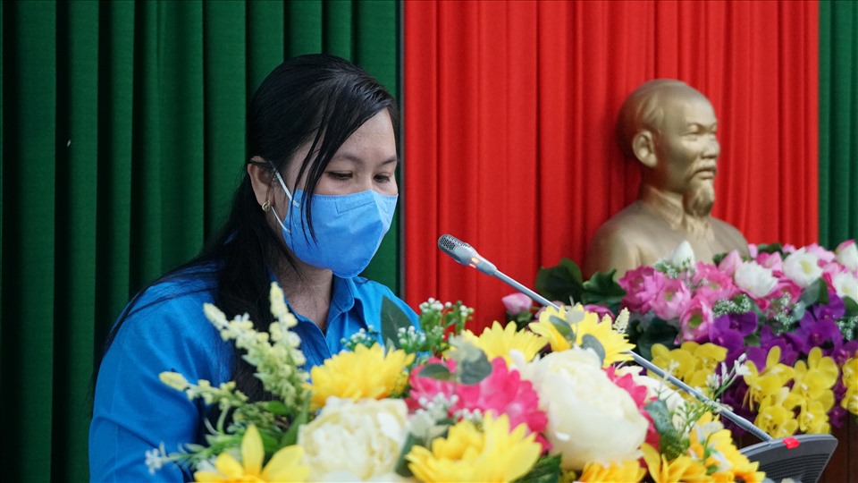 Bà Thạch Thị Thu Hà, Chủ tịch LĐLĐ tỉnh Trà Vinh báo cáo về tình hình công nhân, công đoàn tại buổi làm việc.