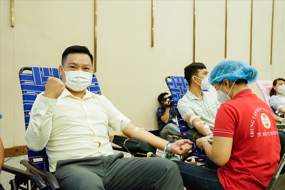 Nhân viên THACO tham gia hiến máu tình nguyện.