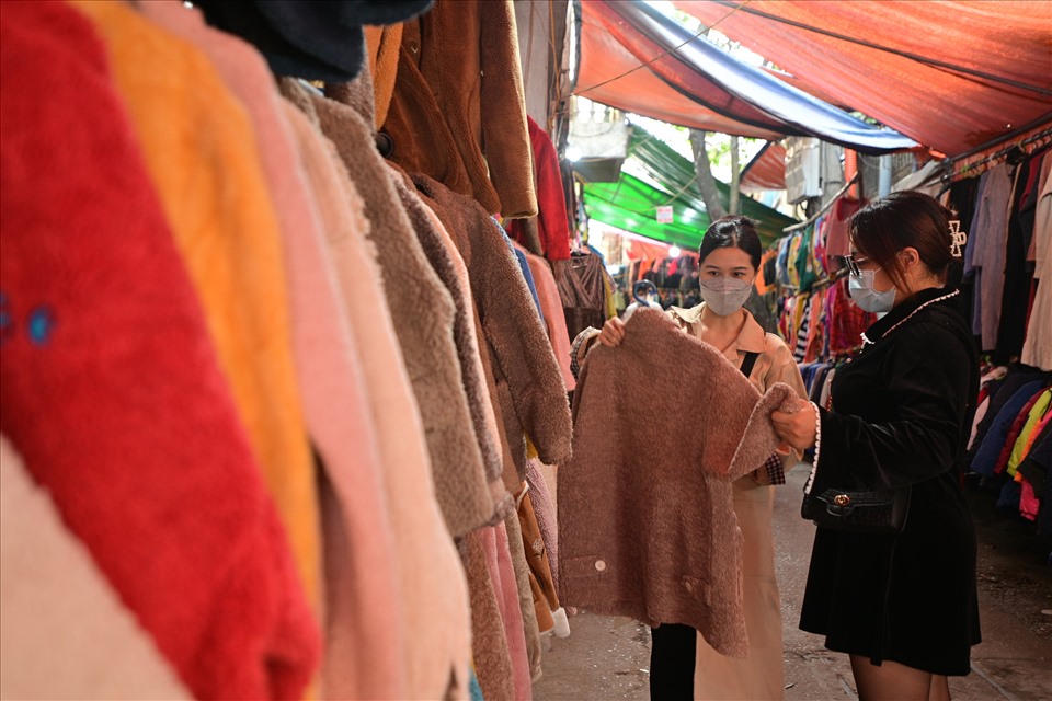 Chợ hàng thùng Đông Tác cũng là nơi để phân phối cho nhiều tiểu thương nhỏ lẻ khác trong thành phố. Ảnh: Linh Phan.