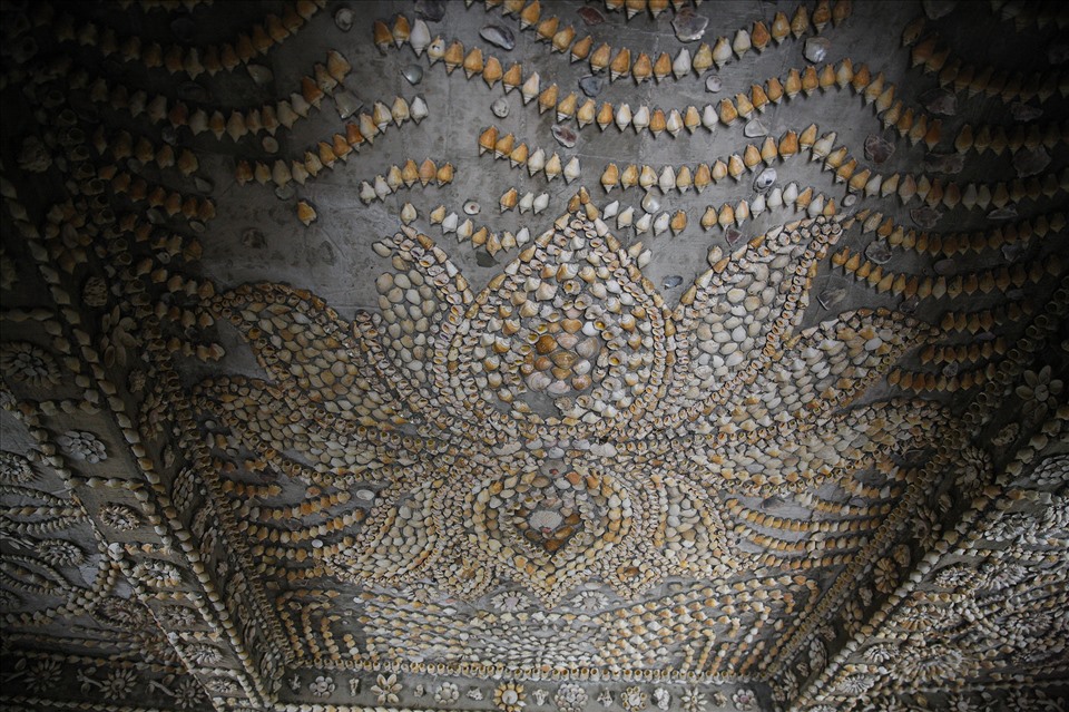 Họa tiết hoa sen được trang trí bằng vỏ ốc trên trần tầng 1 tháp Bảo Tích.