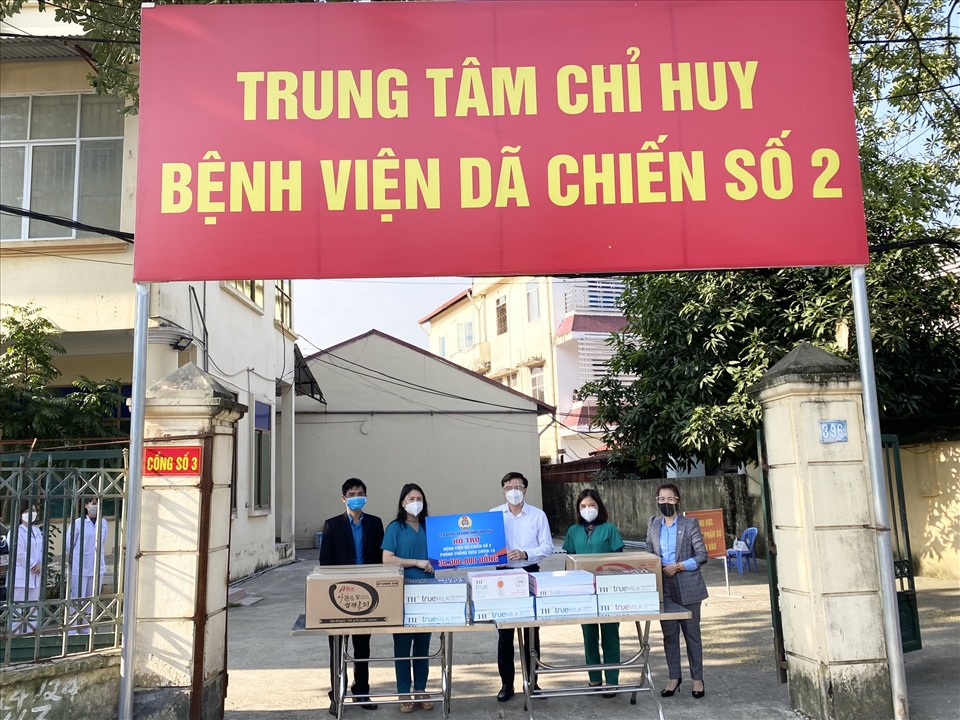 Ông Nguyễn Trung Kiên - Phó Chủ tịch Liên đoàn Lao động tỉnh trao tặng kinh phí và các nhu yếu phẩm tại Bệnh viện dã chiến số 2. Ảnh: Việt Dũng