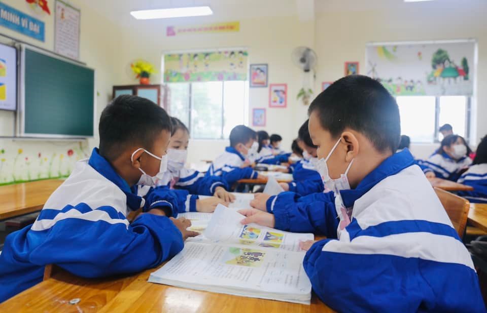 Học sinh lớp 2 Trường Tiểu học Tô Hiến Thành (huyện Thạch Hà) cùng nhau thảo luận trong tiết học. Ảnh: La Giang
