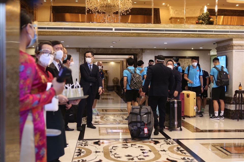 Các cầu thủ và ban huấn luyện đội tuyển Việt Nam được chào đón nồng hậu khi đến TPHCM. Quản lý khách sạn cũng tăng cường an ninh để bảo đảm an toàn cho các thành viên trong thời gian lưu trú.