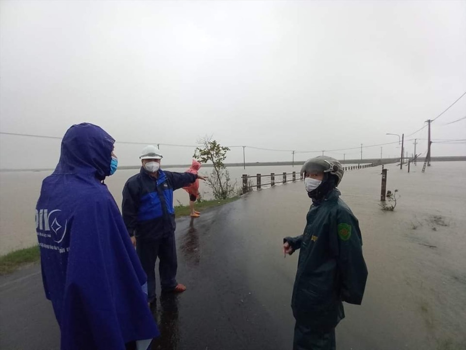 Ngày 30.11.2021, một số nơi trên địa bàn thành phố Tuy Hoà, tỉnh Phú Yên ngập chìm trong nước. Ảnh: Phương Uyên