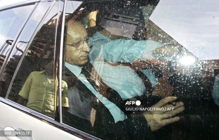 Cựu giám đốc điều hành Luciano Moggi rời trụ sở cảnh sát ở Rome năm 2006, sau khi bị thẩm vấn về Calciopoli. Ảnh: AFP