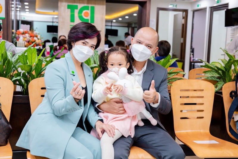 Vợ chồng diễn viên Anh Tuấn - Nguyệt Hằng đưa con gái tới Phòng khám Đa khoa Thu Cúc TCI 136 Nguyễn Trãi để chăm sóc sức khỏe định kỳ.