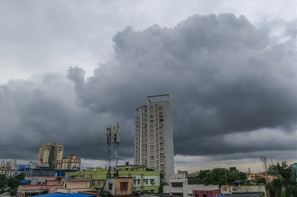 Mây đen, mưa lớn ở Kolkata, Ấn Độ. Ảnh: NurPhoto