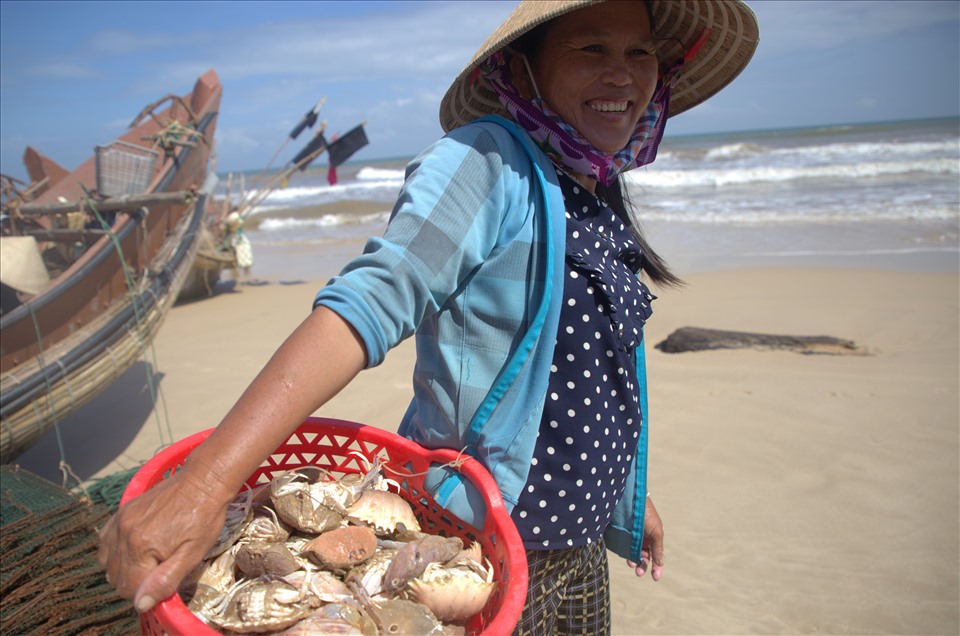 Các loại ghẹ, cá không có giá trị bị bỏ lại ở bãi biển. Nhiều người đi nhặt nhạnh lại, để đưa về làm thức ăn cho vật nuôi.