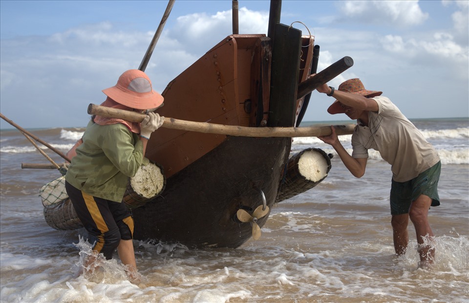 Đến sáng, ông Mẫu lại ra biển để kéo lưới lên, vào đến bờ gần 9h sáng. Để đưa được thuyền vào bờ, hai vợ chồng ông dùng đoạn tre gánh một đầu thuyền rồi xoay nhiều vòng.