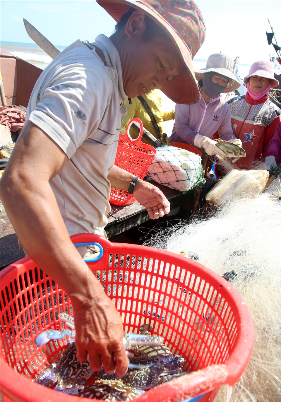 Ông Mẫu đi biển từ nhỏ, đến lúc lập gia đình cũng theo nghề này. “Nghề này đi quanh năm, trừ lúc biển động hoặc thời tiết xấu” - ông Mẫu, cho biết. Vào dịp này, thuyền của ông bắt được chủ yếu là ghẹ xanh và cá chim vàng.