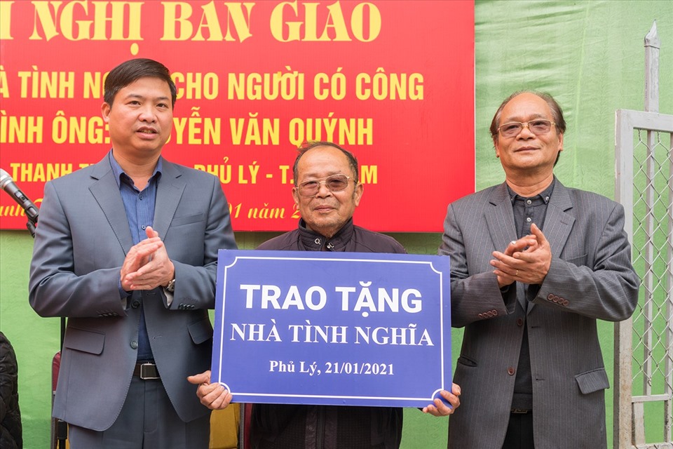 P.Viện trưởng thường trực- Ông Trần Văn Nam cùng P.Chủ tịch UBND TP Phủ Lý – Ông Phạm Văn Quân trao tặng nhà tình nghĩa cho thương binh Nguyễn Văn Quýnh.