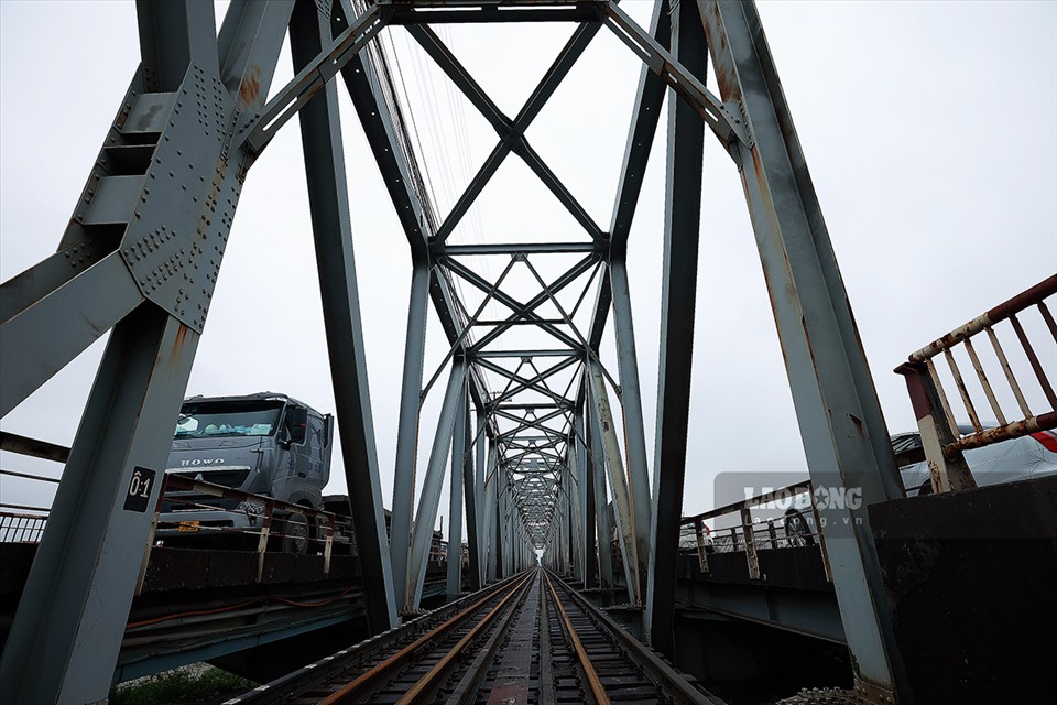 Theo nội dung tờ trình sẽ xây dựng mới cầu đường sắt cấp II riêng biệt về phía thượng lưu, cách cầu Đuống hiện nay khoảng 16,5m. Cầu đường bộ mới được xây dựng theo tiêu chuẩn cấp II, rộng 50m, cao 9,5m. Tổng chiều dài đường sắt nghiên cứu khoảng 1.080 m, trong đó chiều dài xây dựng cầu là khoảng 325 m.