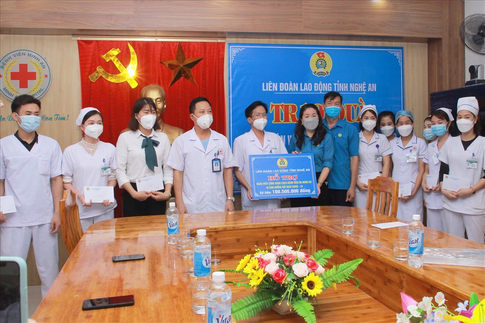 LĐLĐ tỉnh Nghệ An trao hỗ trợ cho đoàn viên công đoàn thuộc Bệnh viện đa khoa Minh An (Quỳnh Lưu). Ảnh: TT