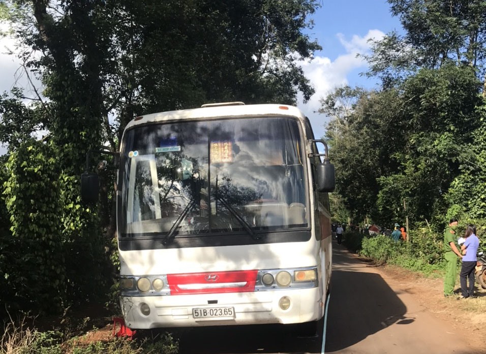 Chiếc xe buýt chở em N.G.H. (SN 2010, trú tại thôn Dlicya A, xã Đliêya, huyện Krông Năng, tỉnh Đắk Lắk) theo học lớp 6C trường THCS Ama Trang Lơng. Ảnh: T.X