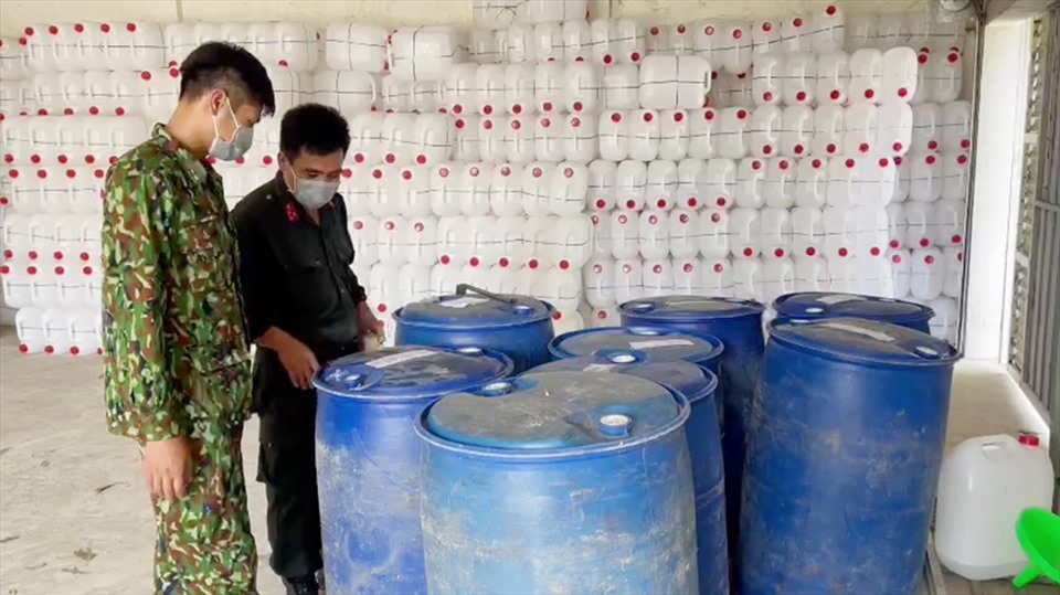 Phát hiện hơn 1.600 lít cồn y tế tại kho ven biên giới huyện An Phú. Ảnh: VT