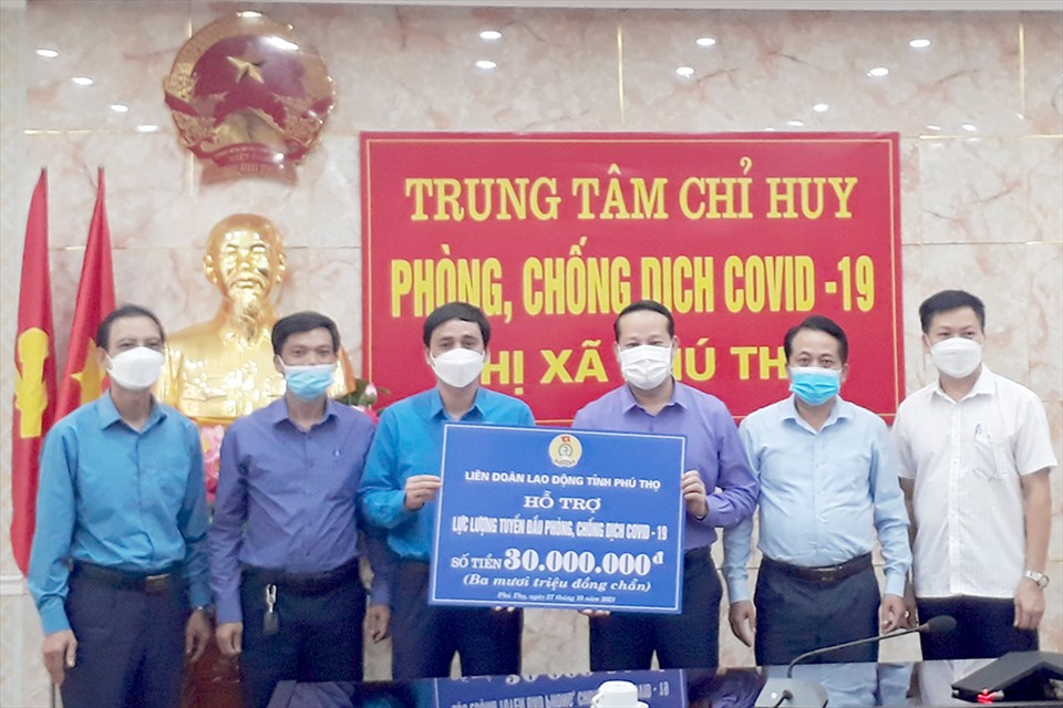 Ông Phùng Quang Vinh - Phó Chủ tịch LĐLĐ tỉnh trao tiền hỗ phòng chống dịch COVID - 19 cho Ban chỉ đạo thị xã Phú Thọ. Ảnh: LĐLĐ tỉnh Phú Thọ