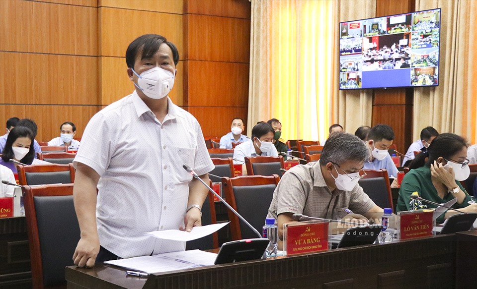 Ông Vừ A Bằng - Phó Chủ tịch UBND tỉnh Điện Biên báo cáo tại cuộc họp.