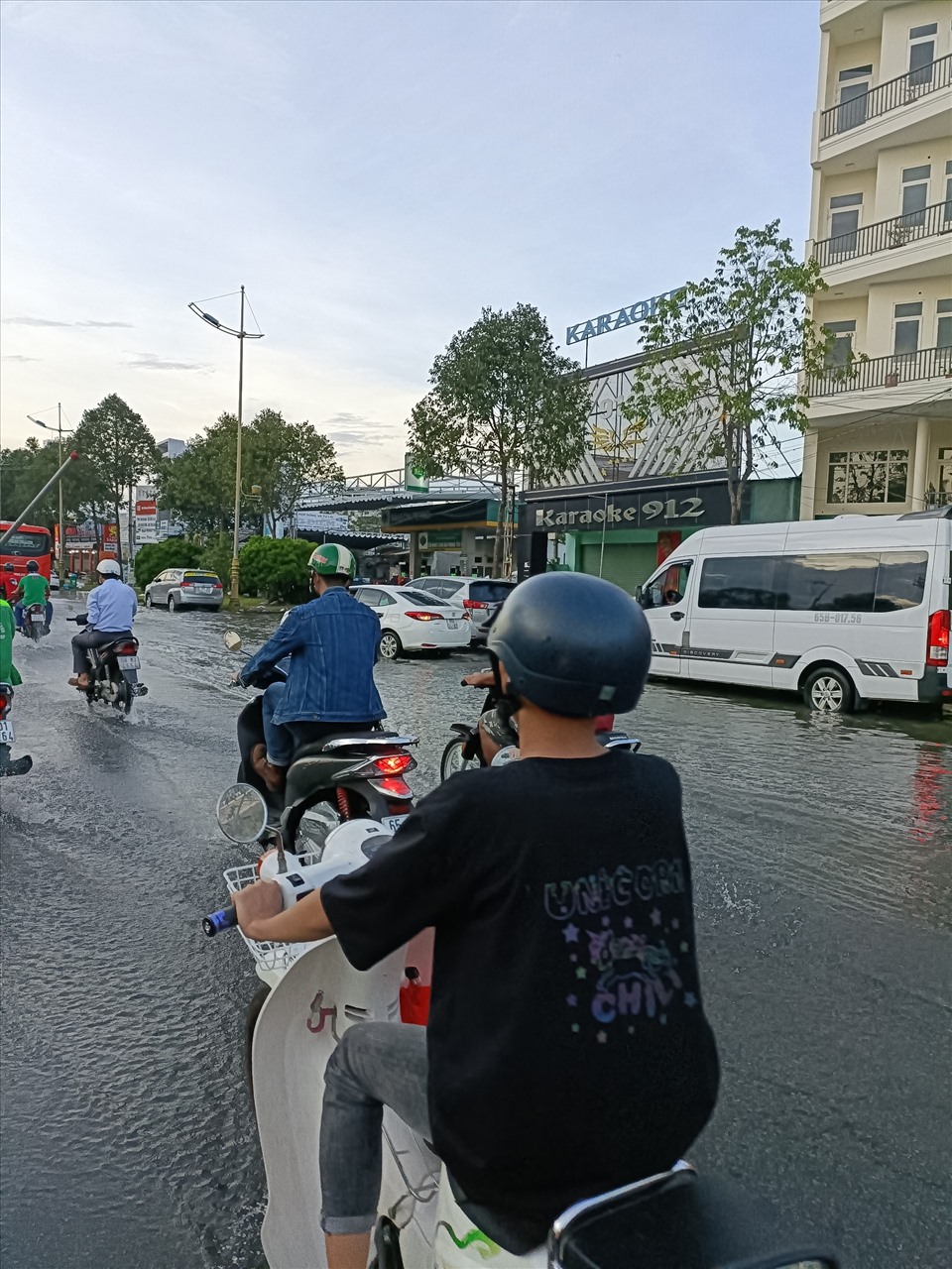 Đường Võ Văn Kiệt ngập sâu đã gây cản trở khá nhiều đối với việc lưu thông trên đường của các phương tiện.