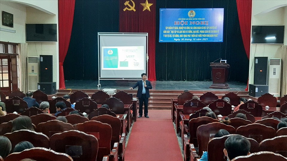 Tại hội nghị, đại diện lãnh đạo LĐLĐ tỉnh Thanh Hóa đã phổ biến, tập huấn nghiệp vụ công đoàn cho các cán bộ công đoàn cơ sở. Ảnh: Q.D