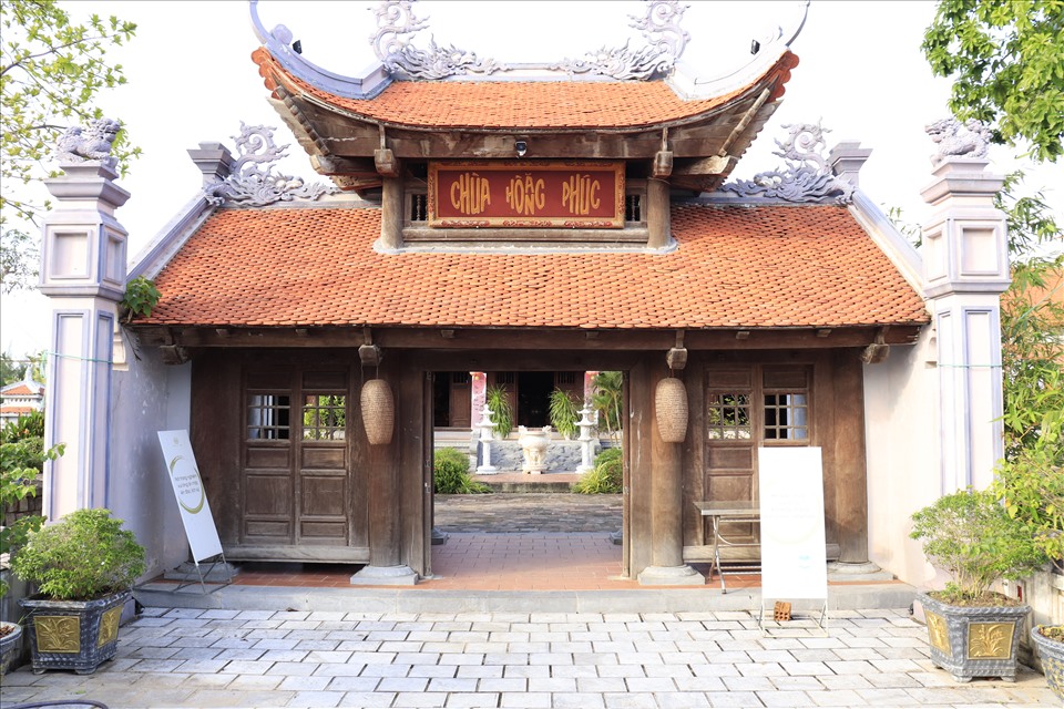 Cổng tam quan nội của chùa Hoằng Phúc. Ảnh: H.L
