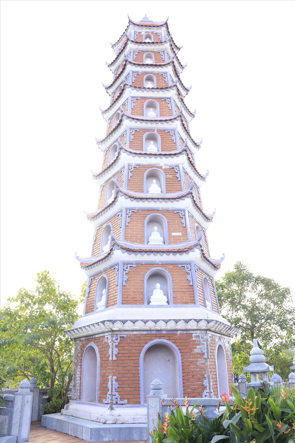 Cận cảnh tòa tháp Phật 9 tầng tại chùa Hoằng Phúc. Ảnh: H.L