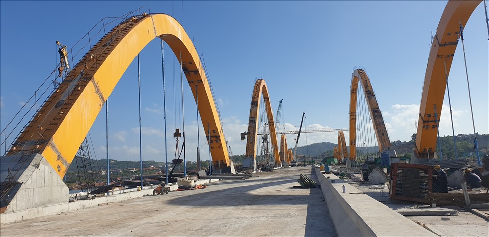 Cầu chính được thiết kế dạng vòm ống thép nhồi bê tông với 6 làn xe cơ giới, rộng 33,1 m, dài 290 m, tĩnh không thông thuyền 40x7 m; phần cầu dẫn dài 565m, đường dẫn dài 3.380m với 6 làn xe cơ giới; vận tốc thiết kế 60km/h. Ảnh: Nguyễn Hùng
