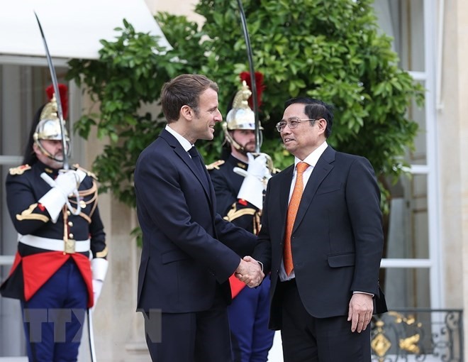 Thủ tướng Phạm Minh Chính và Tổng thống Cộng hòa Pháp Emmanuel Macron. Ảnh: TTXVN