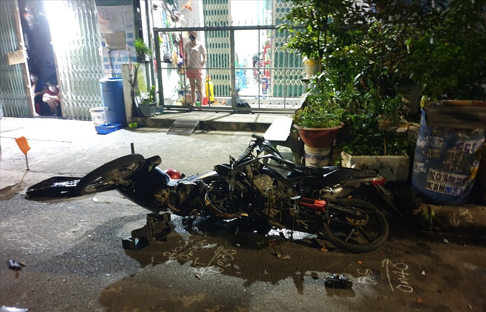 Hiện trường vụ tai nạn, hai xe máy nằm chồng lên nhau.