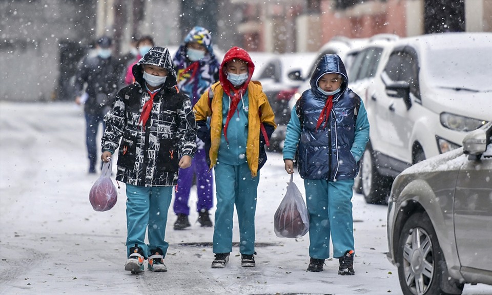 Tuyết rơi ở Urumqi, thủ phủ Khu tự trị Tân Cương, Tây Bắc Trung Quốc ngày 4.11.2021. Ảnh: VCG
