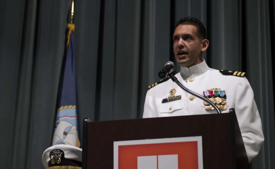 Thuyền trưởng Cameron Aljilani, người chỉ huy tàu ngầm tấn công nhanh Connecticut khi nó đâm phải núi ngầm ở Biển Đông, bị cách chức. Ảnh: Hải quân Mỹ