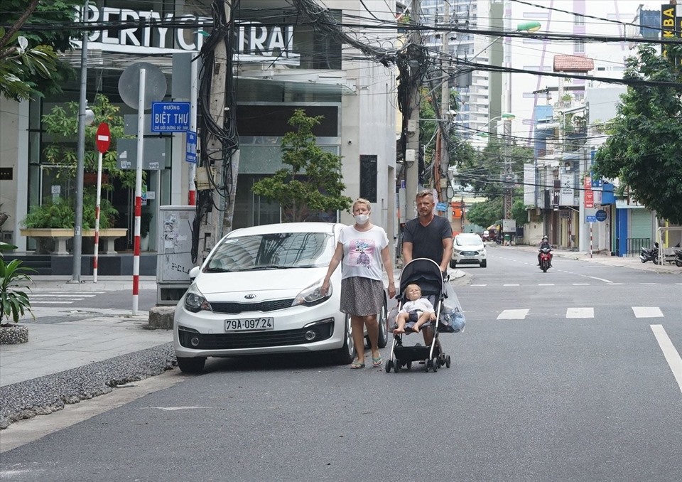 Hiếm hoi lắm trên phố Tây mới xuất hiện một vài người nước ngoài. Tuy nhiên, những người này đều sinh sống ở TP.Nha Trang từ trước khi có dịch kéo đến.