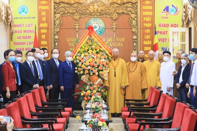 Chủ tịch UBTƯ MTTQ Việt Nam Đỗ Văn Chiến tặng hoa chúc mừng Giáo hội Phật giáo Việt Nam  .