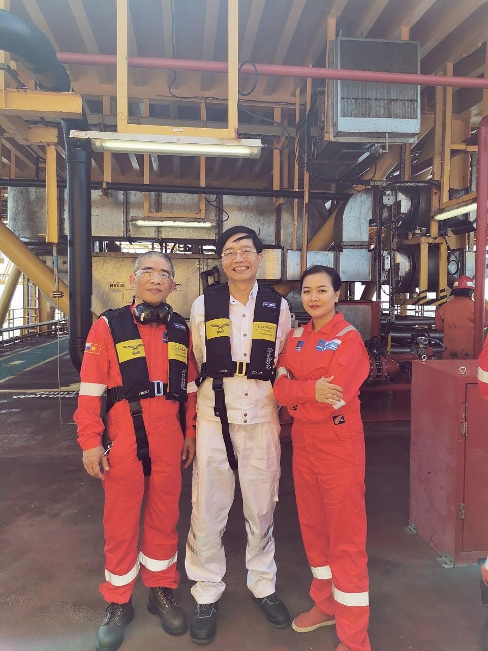 Nhạc sĩ Trương Quý Hải, anh Trần Quang Dũng và biên kịch - đạo diễn Nguyễn Hương Dung thăm công trình dầu khí (ảnh chụp trước thời 27.4.2021).