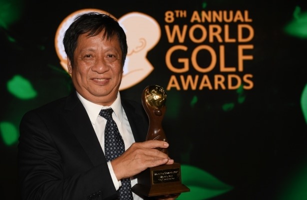 Đại sứ đặc mệnh toàn quyền Việt Nam tại UAE - Nguyễn Mạnh Tuấn đại diện Việt Nam nhận giải thưởng tại Lễ trao giải. Ảnh: Tổng cục Du lịch