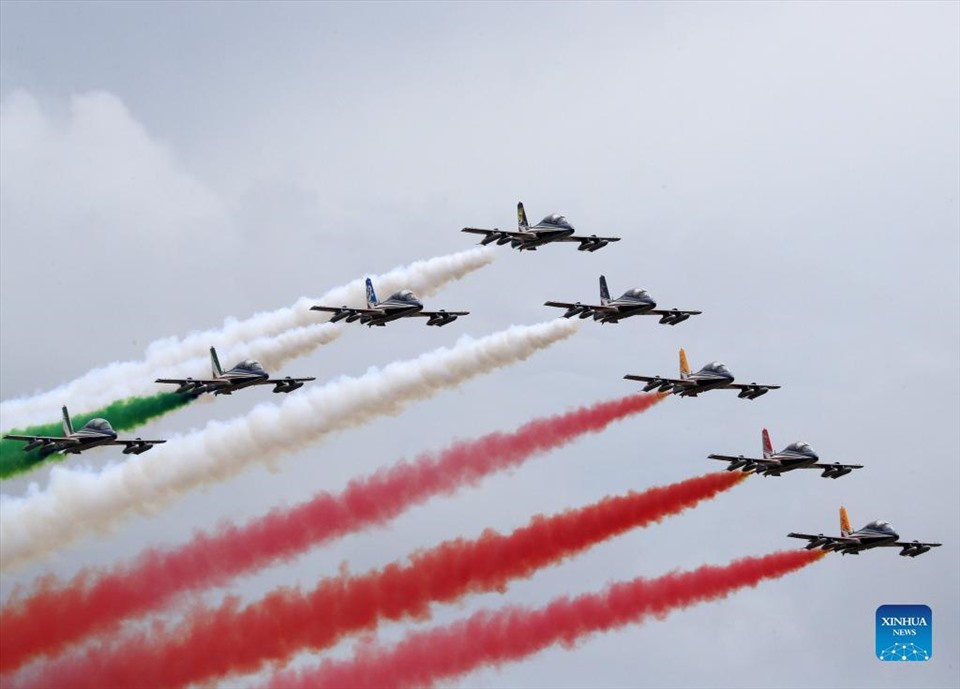 Đội nhào lộn trên không Frecce Tricolori vẽ Quốc kỳ Italia trên không. Ảnh: Xinhua