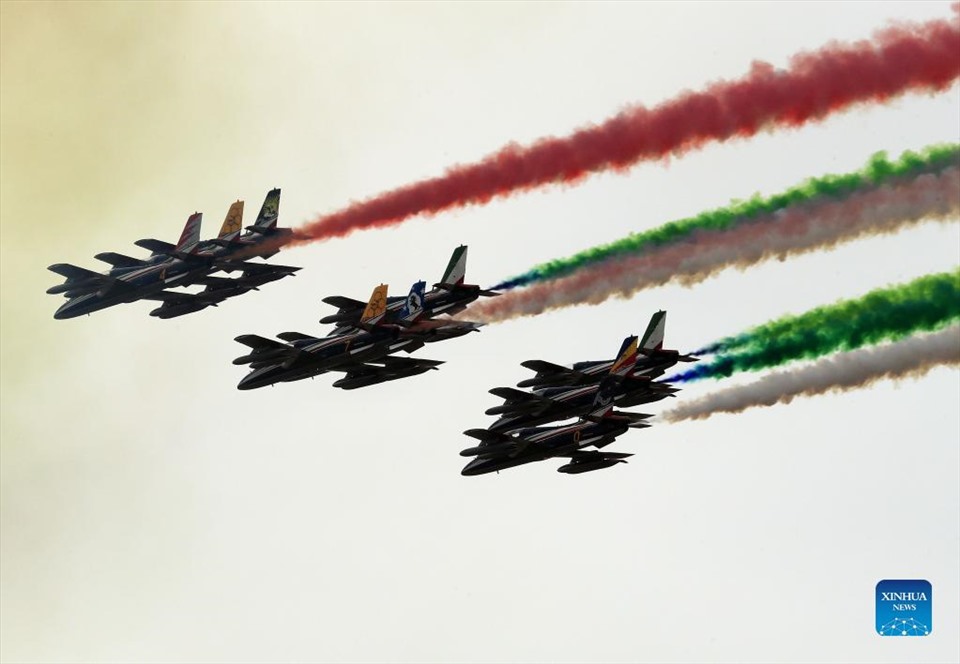 Đội nhào lộn trên không Frecce Tricolori của Italia trong cuộc trình diễn. Ảnh: Xinhua