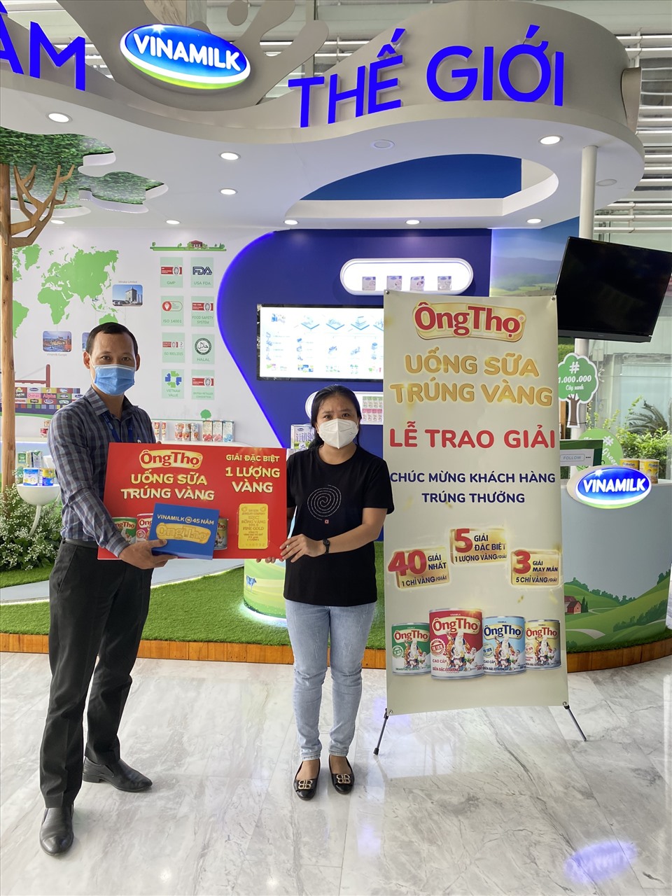 Chị Thu Thảo - Quận Bình Tân, TP.HCM, một trong những khách hàng may mắn “rinh” giải đặc biệt – 1 lượng vàng.