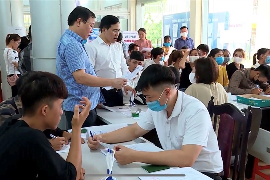 Người lao động đến Sàn giao dịch việc làm tại Trung tâm dịch vụ việc làm tỉnh Ninh Bình để tìm kiếm cơ hội việc làm. Ảnh: NT