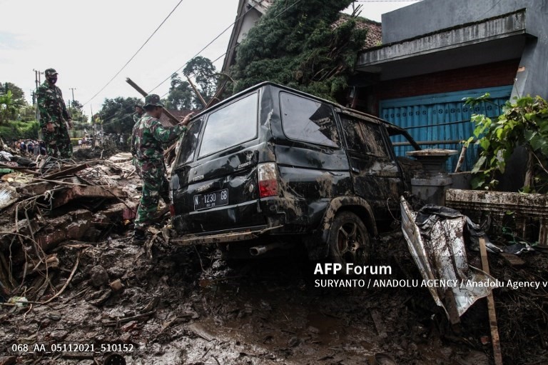 Ôtô cùng nhà cửa bị hư hỏng. Ảnh: AFP