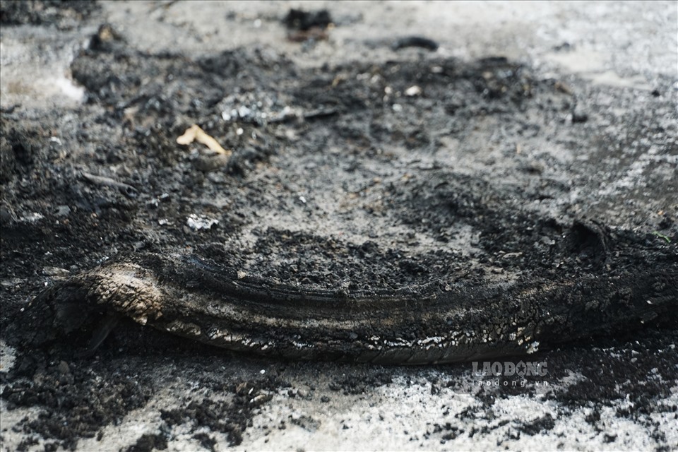 Phần còn sót lại của chiếc lốp xe bị cháy thành than, in lên mặt đường.