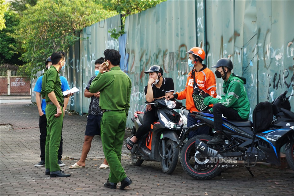 Lực lượng chức năng phường Trung Hòa đã nhanh chóng có mặt tại hiện trường, làm việc với những người chứng kiến, và phân luồng các phương tiện giao thông,