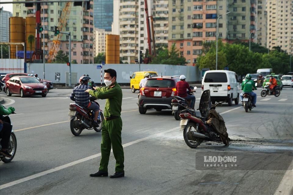 Vụ cháy khiến giao thông một đoạn đường Nguyễn Chánh bị cản trở.