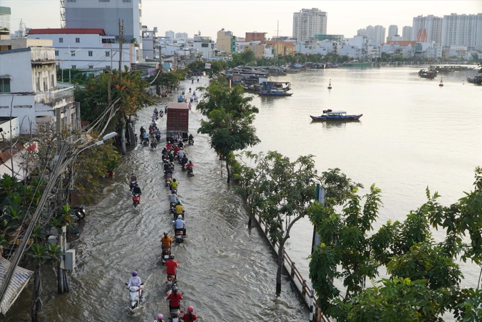 Khoảng 16h30, nước ở khu vực kênh Tẻ dâng cao, tràn vào phía đường Trần Xuân Soạn (đoạn từ cầu Tân Thuận 2 tới đường Lâm Văn Bền, Quận 7) có đoạn nước ngập sâu gần nửa mét.