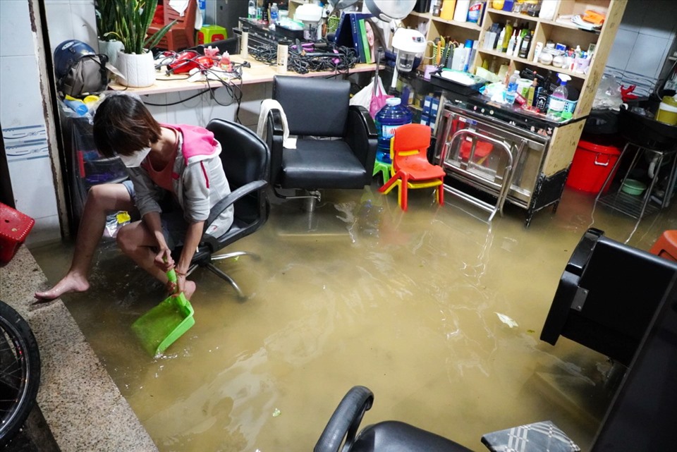 Một tiêm cặt tóc trên đường Trần Xuân Soạn bị nước tràn vào nhà.