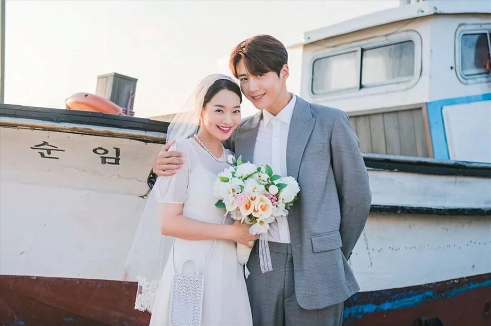 Đôi Shin Min Ah - Kim Seon Ho trông thật dễ thương và đáng yêu trong hình ảnh mới nhất của họ. Thật tuyệt vời khi được chiêm ngưỡng tình cảm ấm áp của cặp đôi này.
