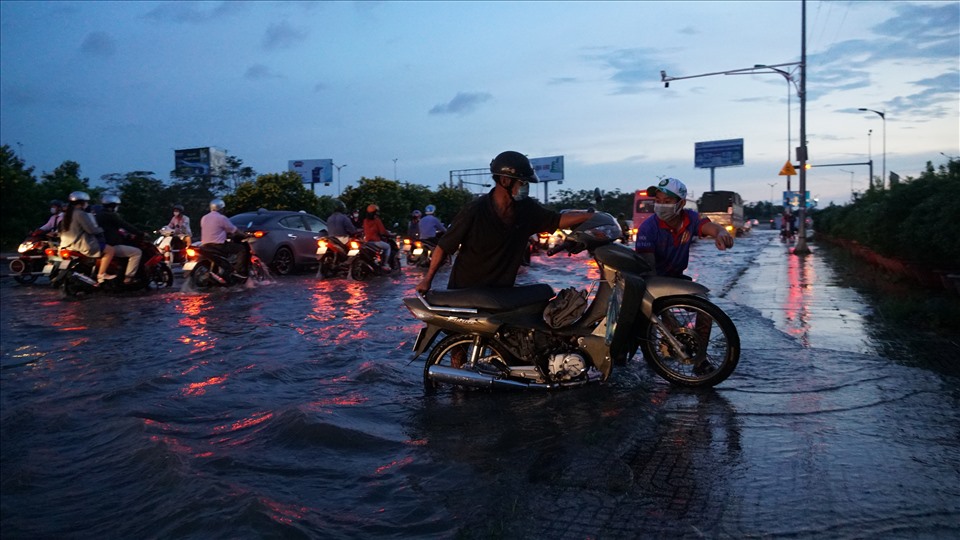 Nước ngập sâu khiến nhiều xe máy chạy qua khu vực đều tắt máy.