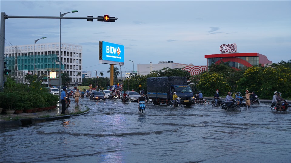 Tại đường Quang Trung (đối diện siêu thị Go) mực nước dâng cao đến khoảng 50cm.