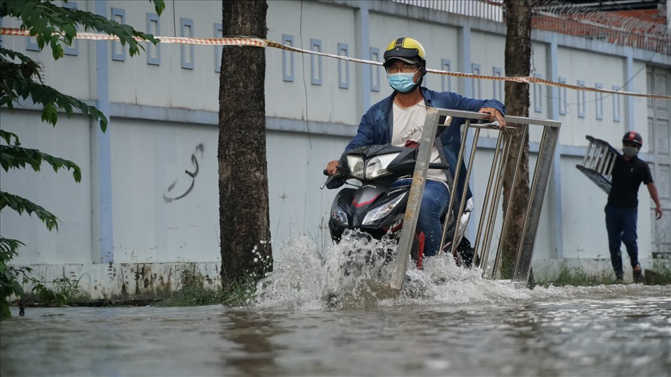 Theo ghi nhận của PV Lao Động, tại khu vực đường Cách mạng T8, từ 16h30 mực nước bắt đầu dâng lên, nhiều con hẻm nhỏ dần chìm trong nước, cuộc sống người dân dần đảo lộn.